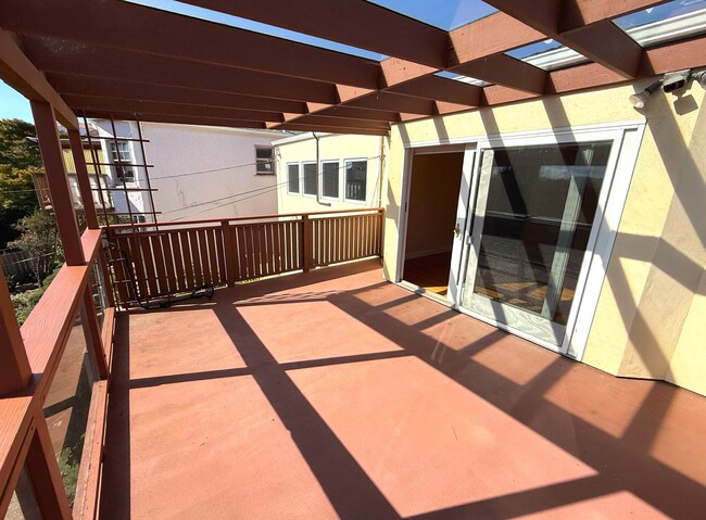 Building Photo - UPDATED BRIGHT 2000sf 4BR/2BA Monterey Hei...