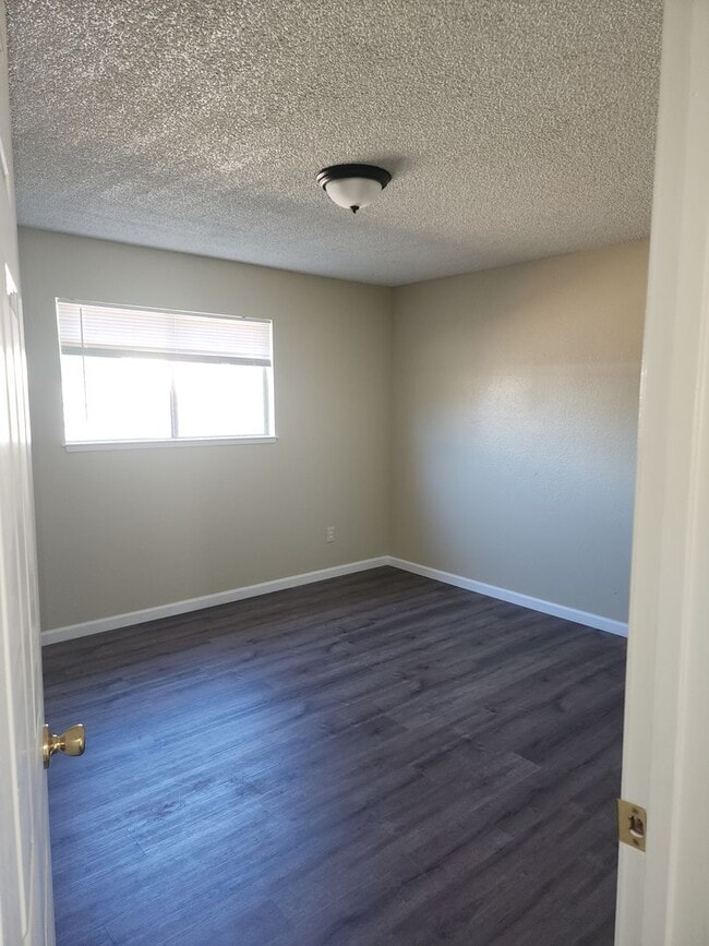 Building Photo - 3 Bedroom 2 Bathroom with Garage and Washe...