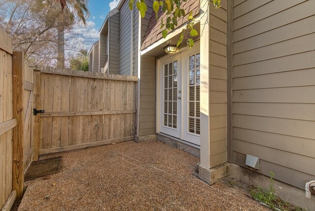 Building Photo - 424 15th St