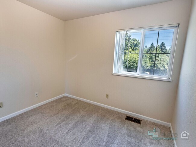 Building Photo - 3493-3493 Hawthorne Ave NE