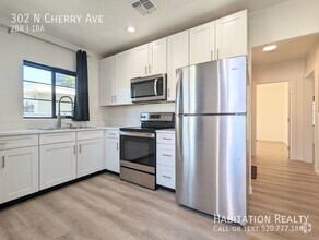 Building Photo - Gorgeous 2 bed/1 bath University Newly Ren...