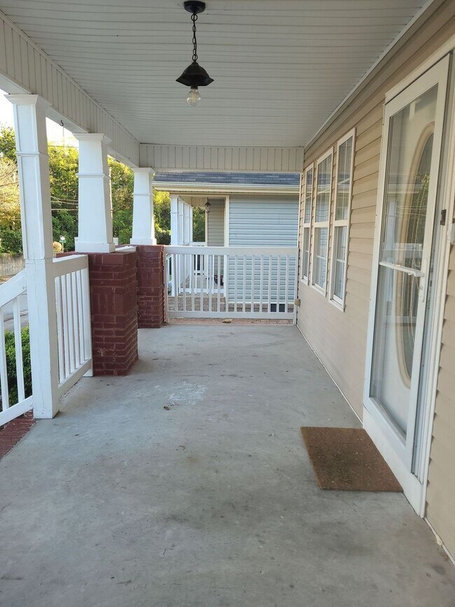 Building Photo - Newly Available 3 Bedroom 2 Bathroom in Do...