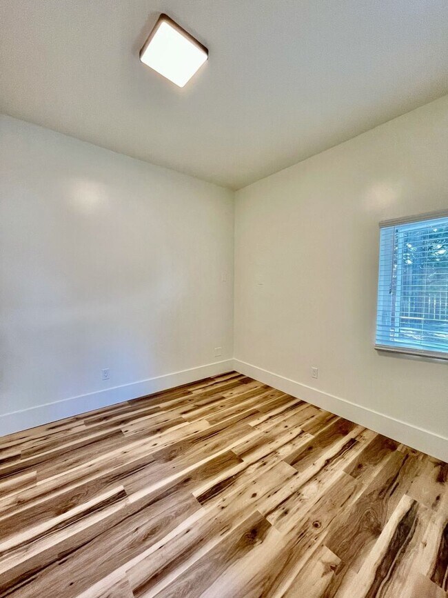 Building Photo - 2 bedroom/1 Bathroom - Isla Vista