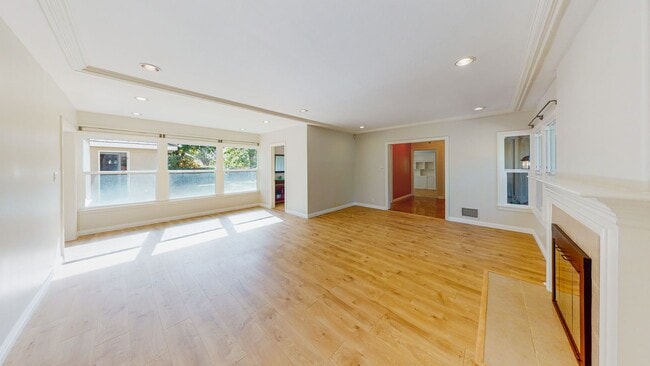 Building Photo - *** Gorgeous 4 bed 3 bath Single Family Ho...