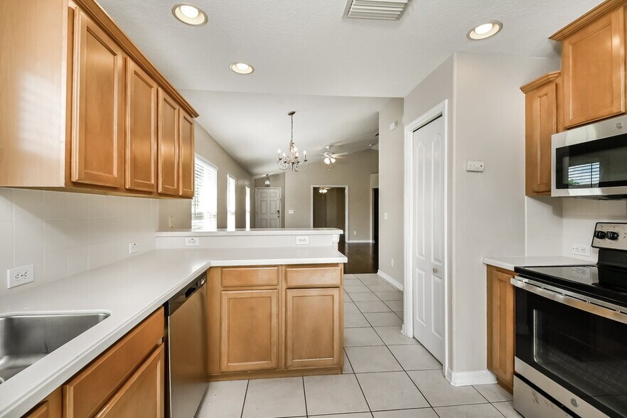Building Photo - 15215 Searobbin Dr