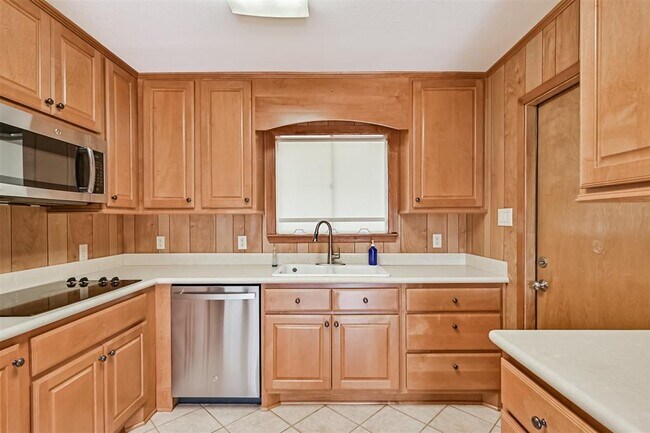 Building Photo - 2920 Heron Dr