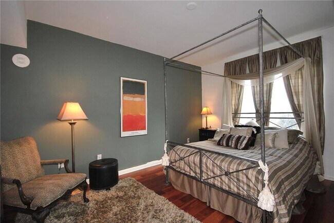 Building Photo - 54 Rainey St