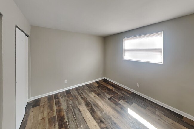 Building Photo - 107 E 16th Ave