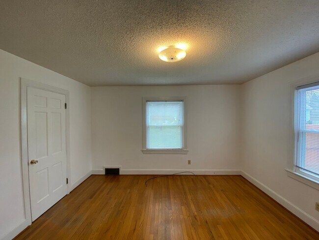 Building Photo - 4025 Robinhood Rd
