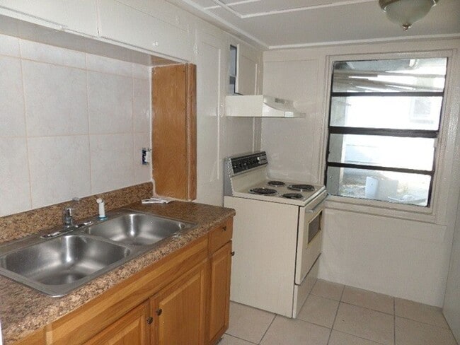 Building Photo - 2242 23rd Ave S