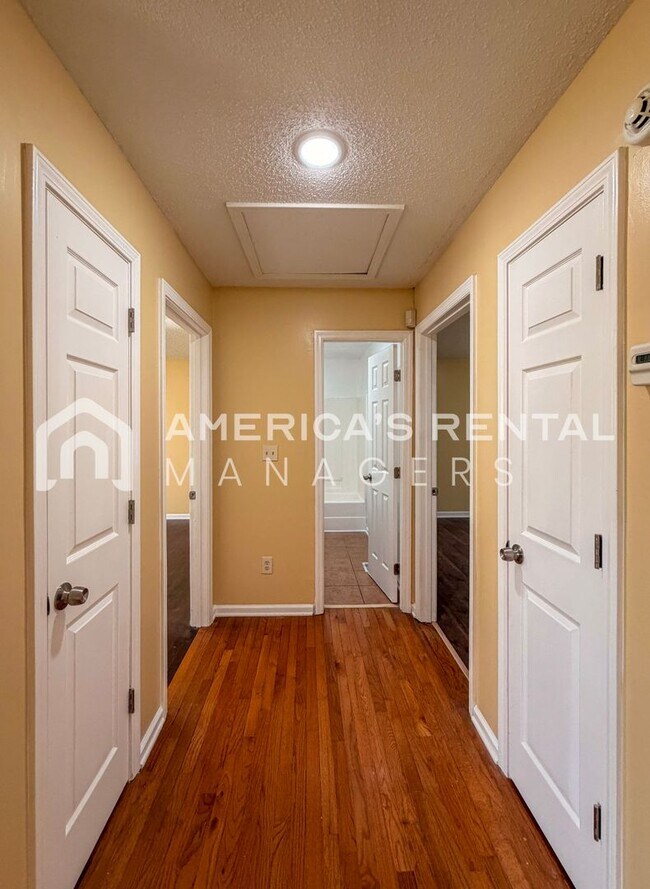 Building Photo - Modern 3BR/2BA – Easy Commute to Downtown!