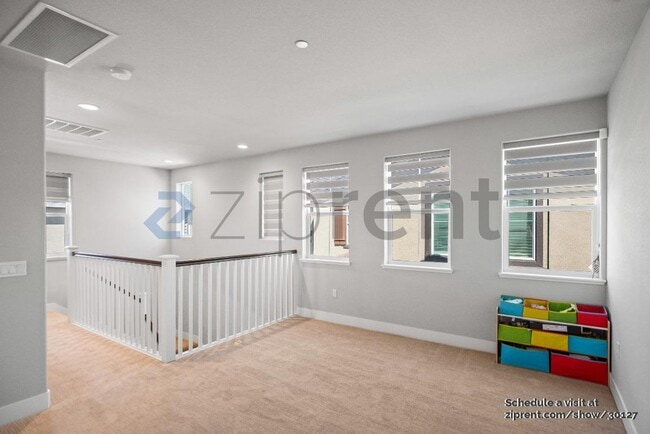 Building Photo - Unit