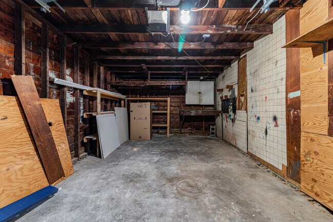 1 Car Garage - 210 S Victor St