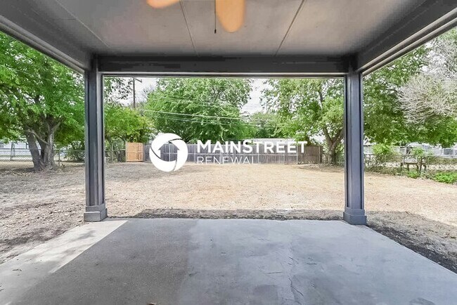 Building Photo - 3 Bedroom Pet-Friendly Home in Dallas, TX with Main Street Renewal