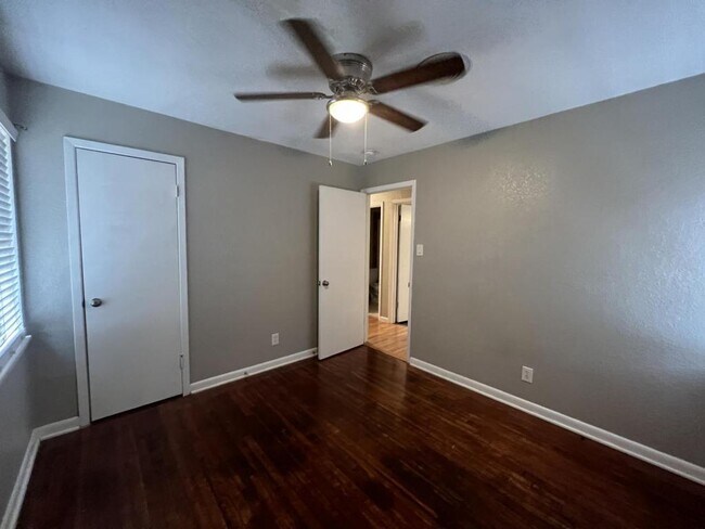 Building Photo - 806 Sandy Ct