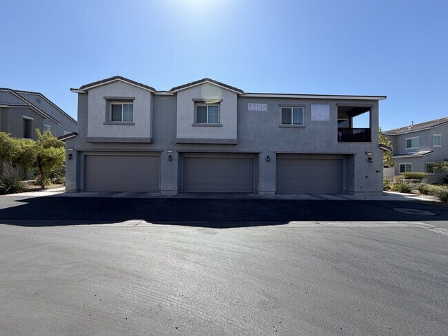 Building Photo - GATED 3 BED 3 BATH 2 CAR GARAGE TOWNHOUSE W/ BED AND BATH DOWNSTAIRS + LOFT & YARD. COMMUNITY FEA...