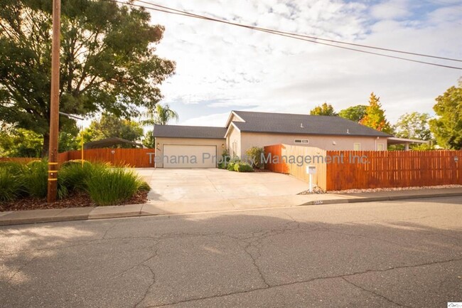 Building Photo - Beautiful 3 bedroom 2 bath home in Red Bluff