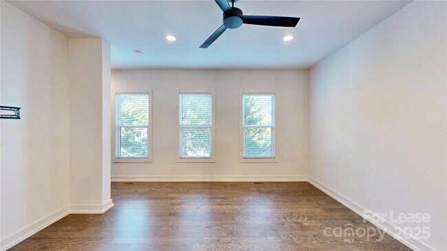 Building Photo - 4019 Plaza Row Ct