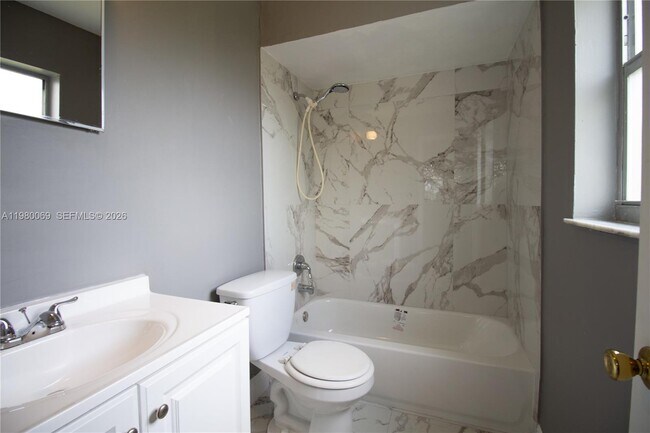 Building Photo - 825 SW 10th St