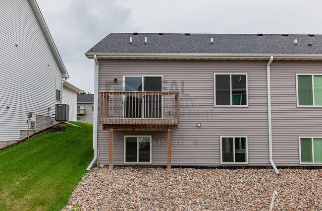 Building Photo - 5638 Fernwood Dr