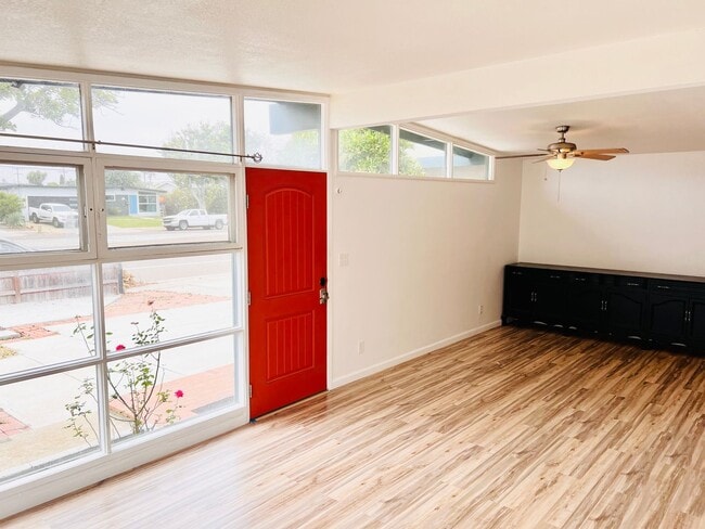 Building Photo - Mid Century Bungalow in prime Clairemont location!