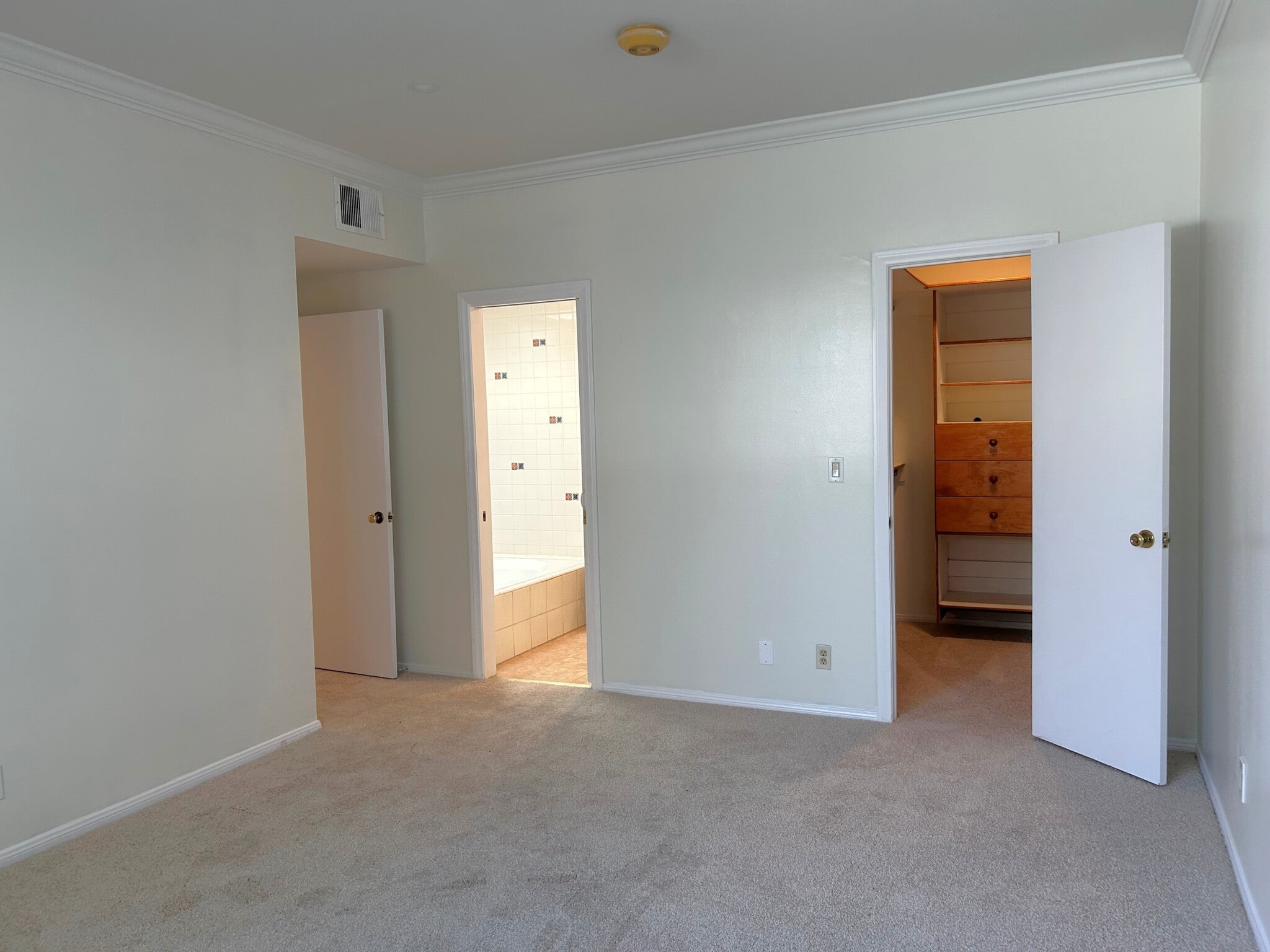 Building Photo - 1375 Kelton Ave