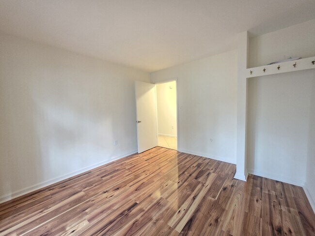 Building Photo - 13 Sailors Way