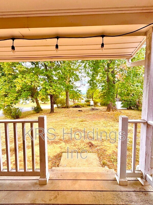 Building Photo - 2400 Forest Dr