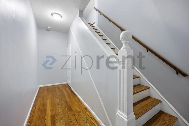 Building Photo - 92 Maple St