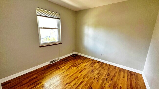 Building Photo - Lovely Mid Century 2 Bed 1 Bath Courtyard Row Home in the Heart of Denver!