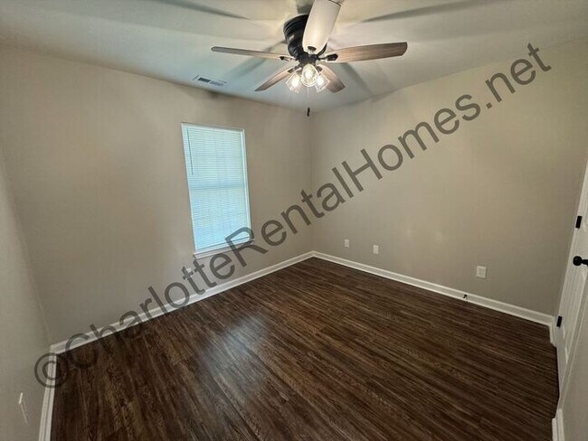 Building Photo - Beautiful 3 bedroom 2 bathroom home in Cha...