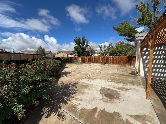 Building Photo - Quiet Home on Cul-De-Sac Available now!!