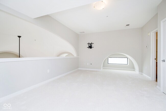 Building Photo - 350 N Meridian St