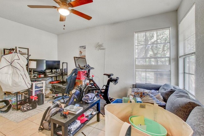 Building Photo - 3317 S Oak Dr