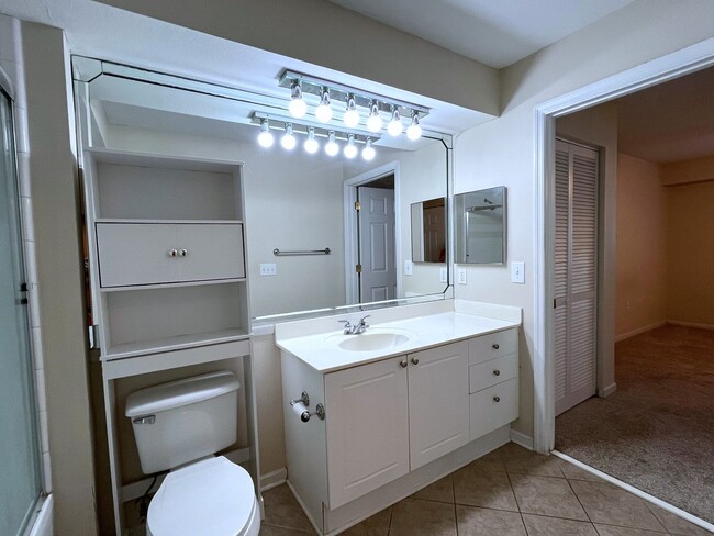 Building Photo - Gated community!  Amenities Galore! Close ...