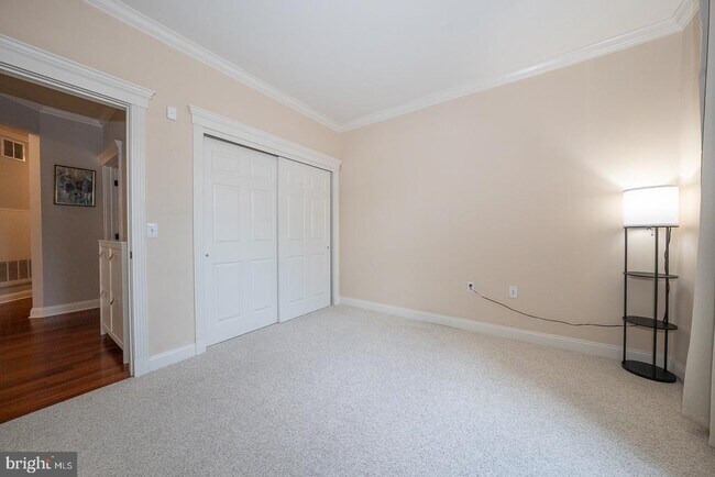 Building Photo - 300 W Elm St
