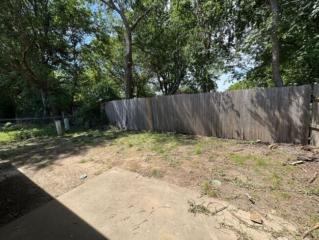 Building Photo - 3 bedroom 2 full bathroom Duplex home in B...