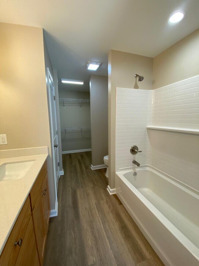 Building Photo - 1961 Glen Manor Ct