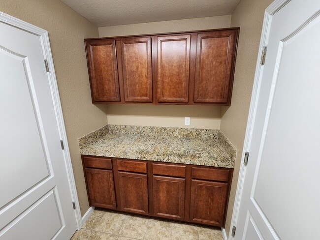 Building Photo - 4 Bedroom Home with 3 Car Garage in Dayton-Riverpark