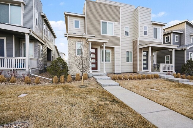Building Photo - Available April 2026! 2 bed 2.5 bath townhouse!