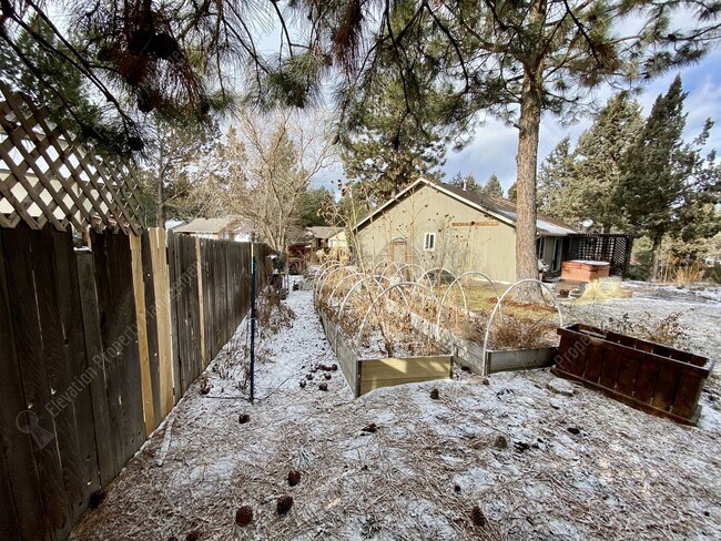 Building Photo - Updated 3BR - 2BA Gardener's Dream, w/ RV parking