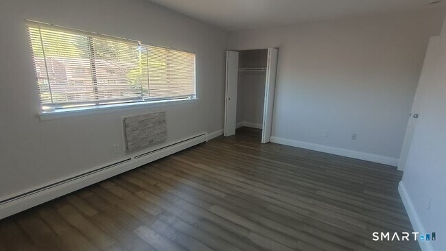 Building Photo - 244 Oakville Ave