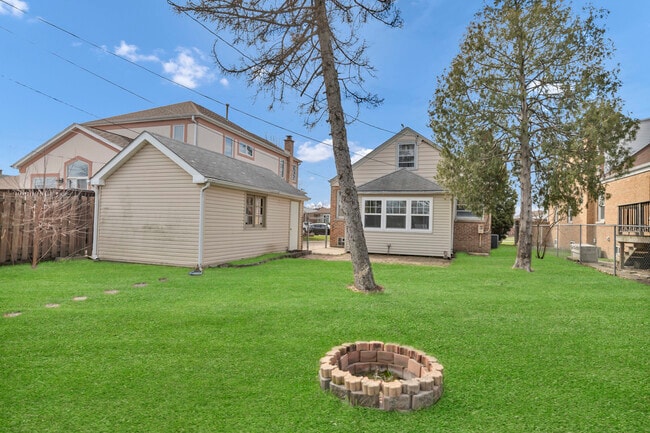 Building Photo - 7418 W Clarence Ave