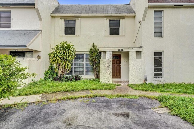 Building Photo - 3 BR / 3 BA + Patio + Parking AVAIL 8/1