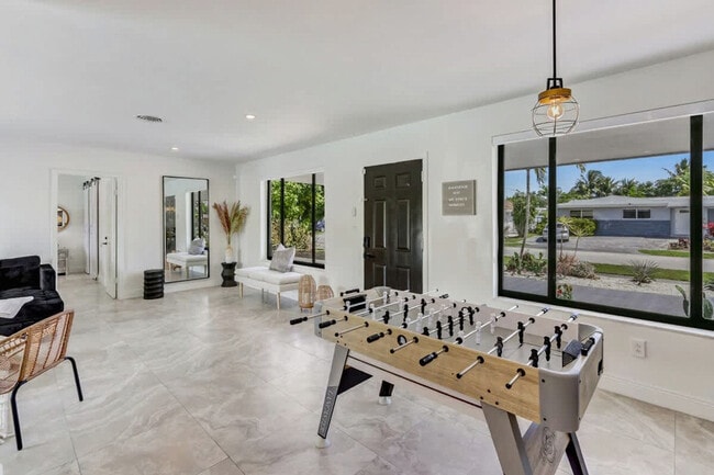 Building Photo - 2325 NE 195th St