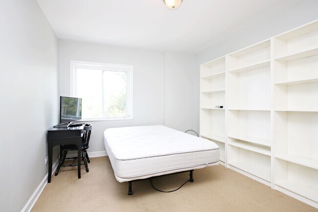 Building Photo - Furnished Condo Convenient to UVA Grounds ...
