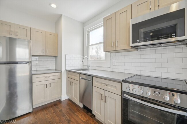 Building Photo - 180 Maplewood Ave