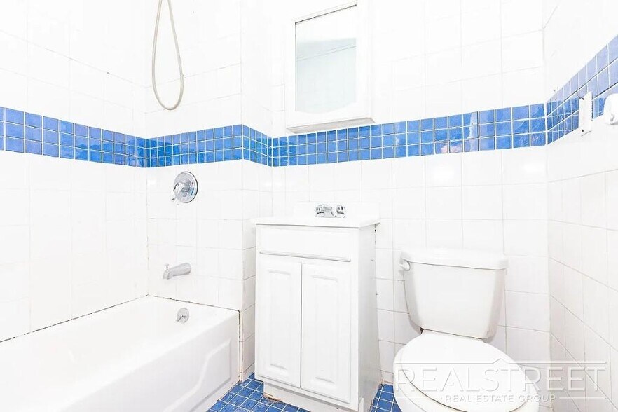 Building Photo - Menahan Street