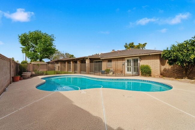 Building Photo - Welcome to this beautiful 5-bedroom, 3-bathroom home in Tempe Arizona!