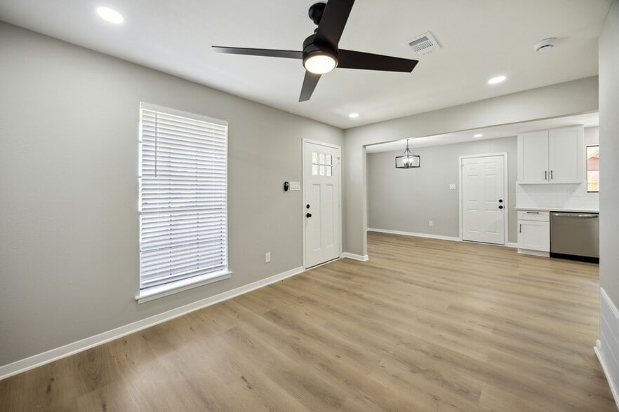 Building Photo - 4442 Oak Shadows Dr